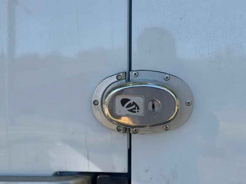 Cerradura de seguridad adicional en la puerta lateral